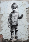 Junge vor gebrochener Mauer Schwarz-Weiß-Street-Art-Gemälde