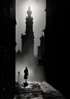 Silhouette in Gotischer Gasse am Kirchturm Schwarz Weiß Gemälde