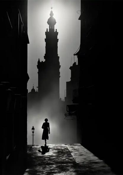 Silhouette in Gotischer Gasse am Kirchturm Schwarz Weiß Gemälde