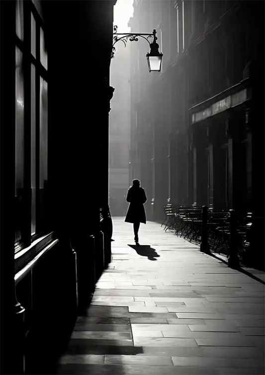 Eenzaam Silhouet in Donkere Steeg bij Lantaarnpaal Schilderij