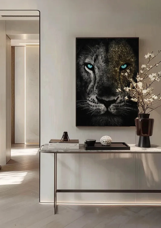 Tijger met gouden glitter canvas schilderij aan de muur in de slaapkamer