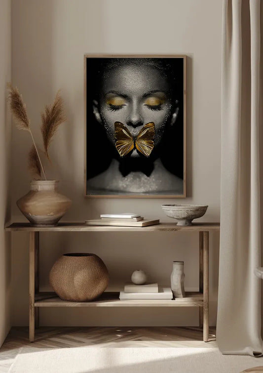 Vrouwenportret canvas schilderij aan de muur boven het bed in de slaapkamer