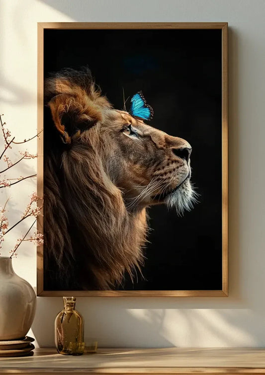 De majestueuze leeuw canvas schilderij boven het bed in de slaapkamer
