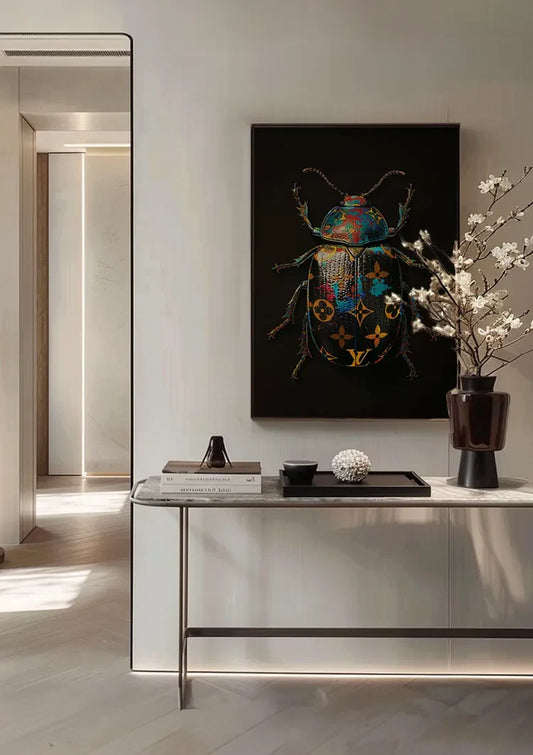 Kleurrijke kever met gouden motief canvas schilderij aan de wand in de hal