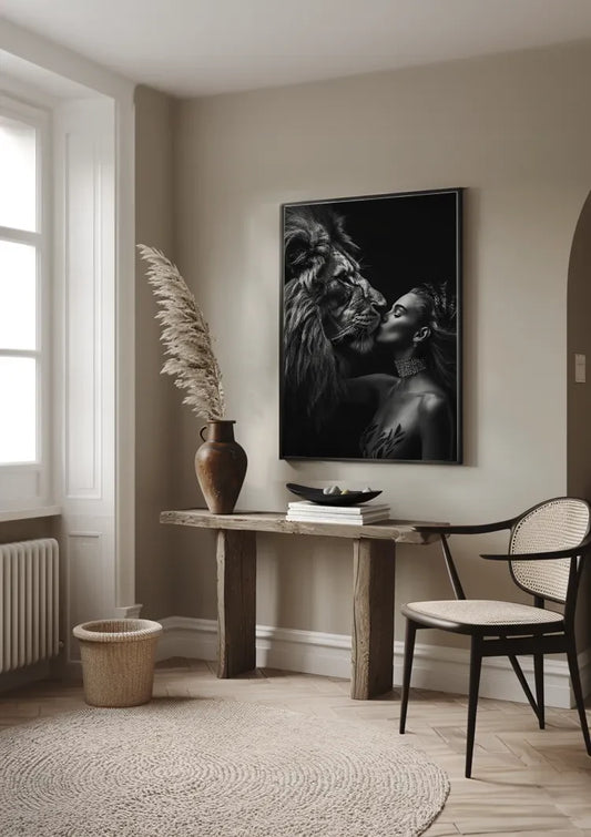 Vrouw en Leeuw Intimiteit Zwart Wit Krachtig Portret Canvas Schilderij