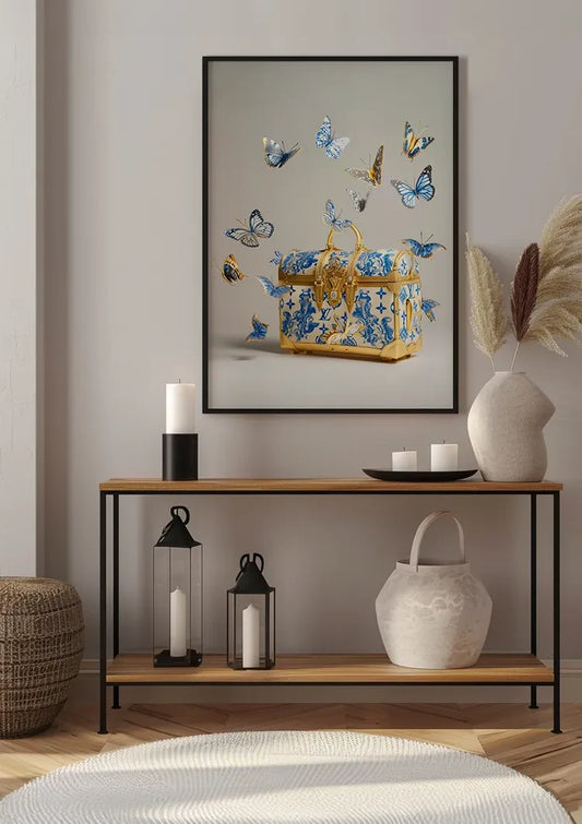 Gouden koffer canvas schilderij aan de muur bij de voordeur in de hal