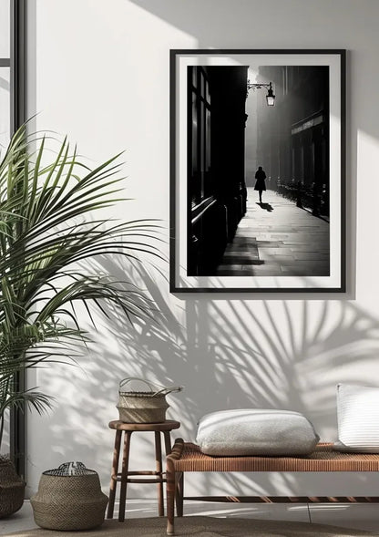 Eenzaam Silhouet in Donkere Steeg bij Lantaarnpaal Schilderij