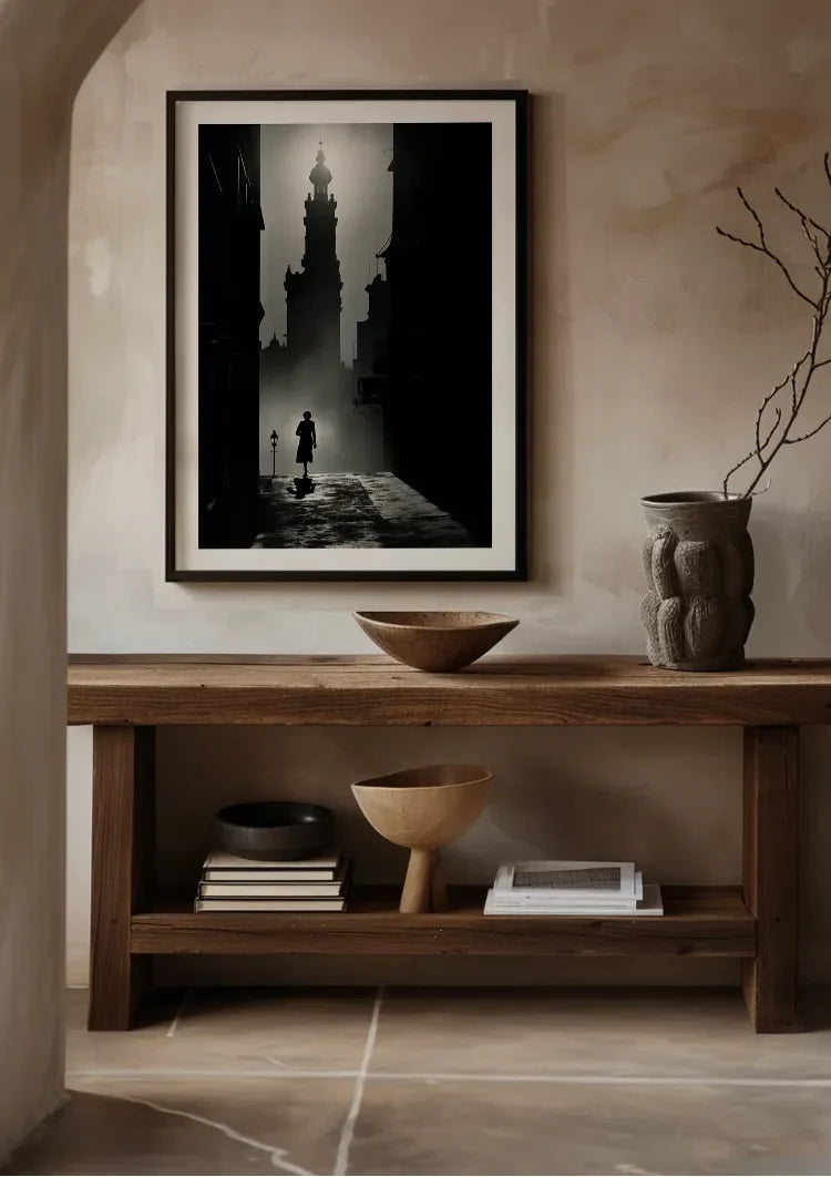 Silhouette in Gotischer Gasse am Kirchturm Schwarz Weiß Gemälde
