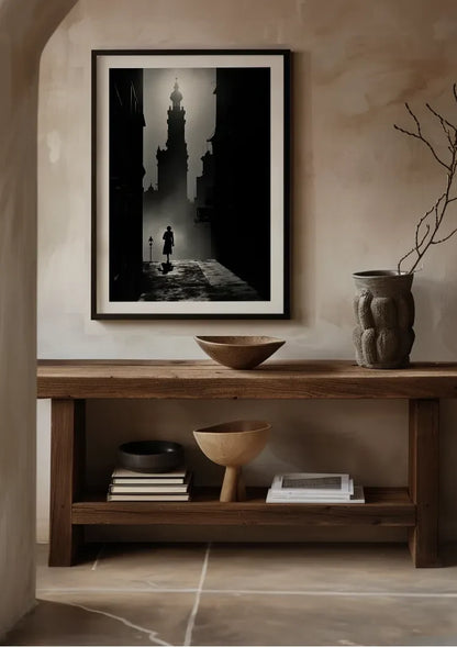 Silhouette in Gotischer Gasse am Kirchturm Schwarz Weiß Gemälde