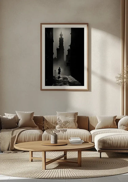 Silhouette in Gotischer Gasse am Kirchturm Schwarz Weiß Gemälde