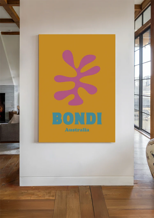 Bondi met een roze bloem canvas schilderij aan de muur boven het bed in de slaapkamer