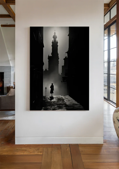 Silhouette in Gotischer Gasse am Kirchturm Schwarz Weiß Gemälde