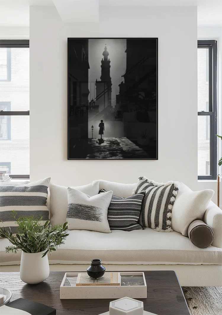 Silhouette in Gotischer Gasse am Kirchturm Schwarz Weiß Gemälde
