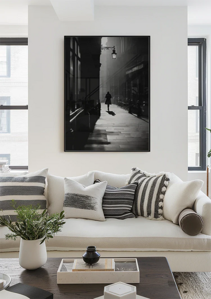 Eenzaam Silhouet in Donkere Steeg bij Lantaarnpaal Schilderij