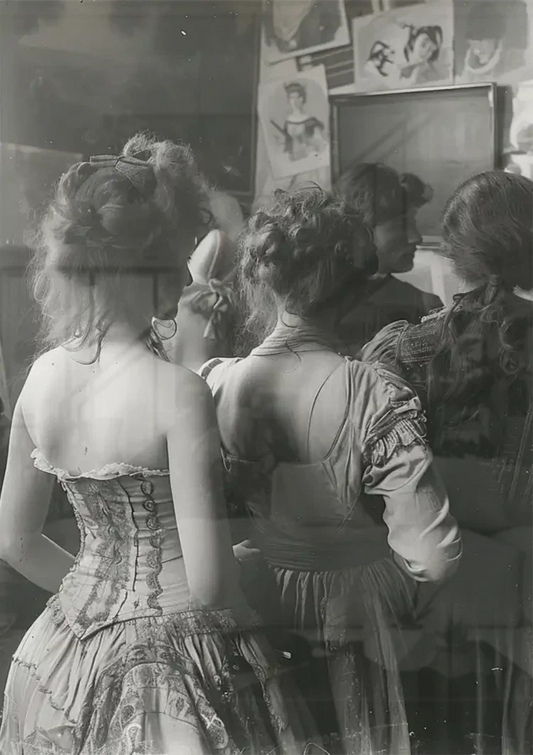 Vintage Damen in einer Reihe Leinwandbild an der Wand über dem Bett im Schlafzimmer