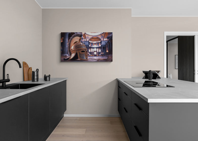 Gouden helm tentoongesteld in een zonnige binnenomgeving - Canvas wandkunst