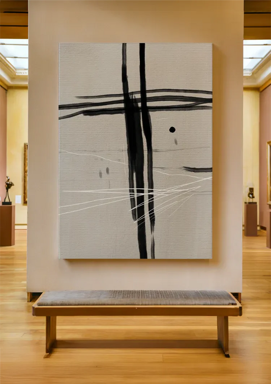 Zwart kruis canvas schilderij hangt aan de muur in de lichte hal