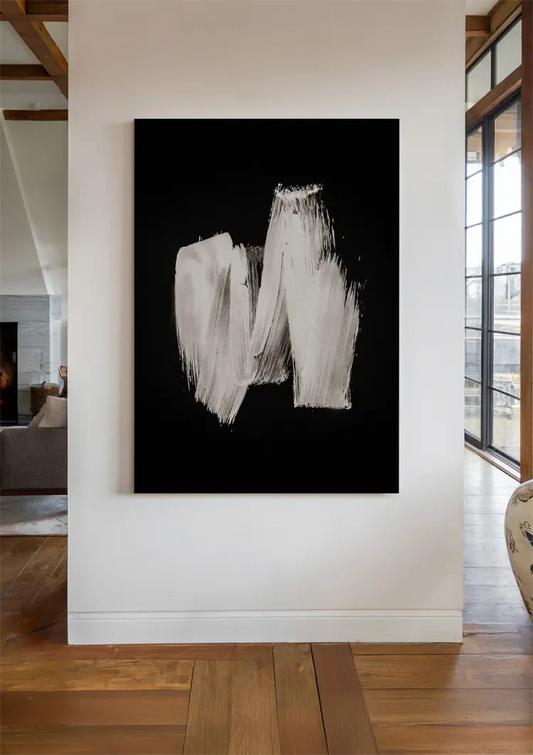 Witte verfstrepen canvas schilderij aan de muur boven het bed in de slaapkamer