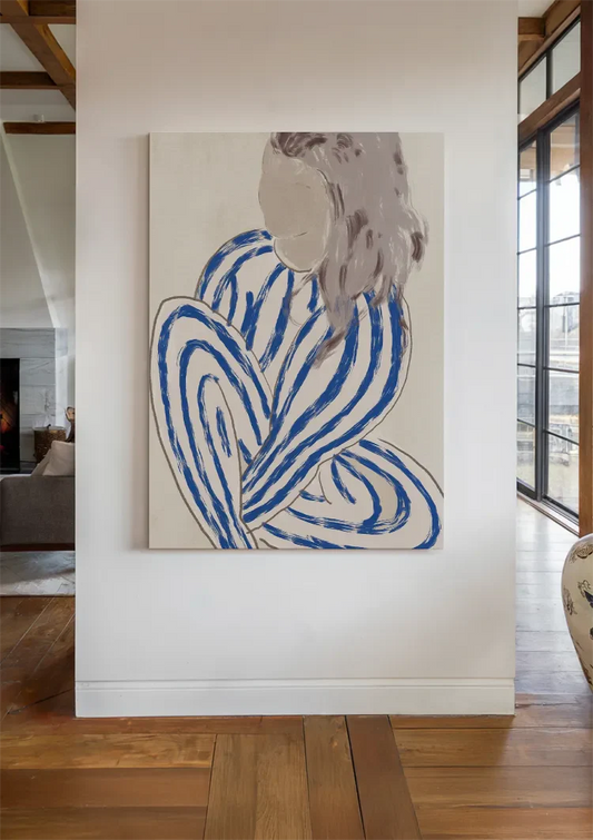 Vrouw in blauwe lijnen canvas schilderij aan de wand in de hal