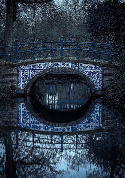 Dunkle Atmosphäre Grachtenbild mit Delfter blauer Brücke