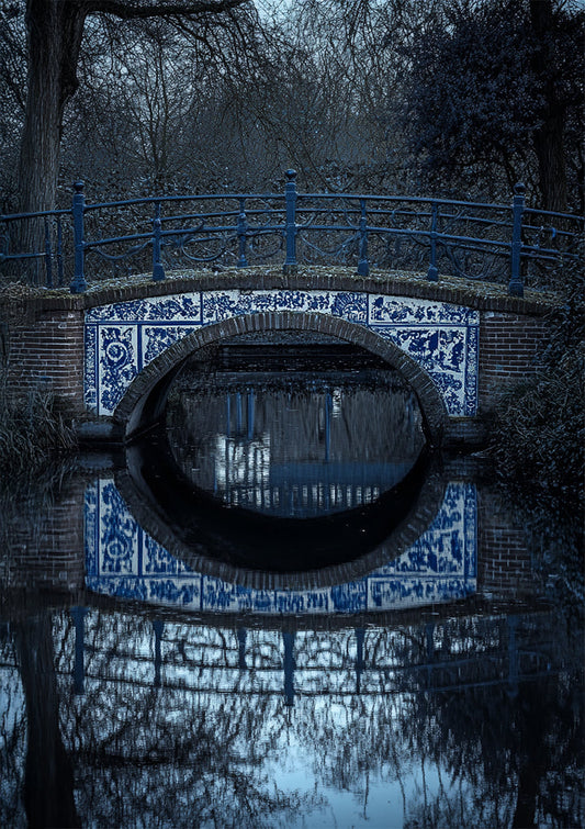 Delfts Blauwe brug canvas schilderij over een gracht, blauw en grijs, donkere sfeer