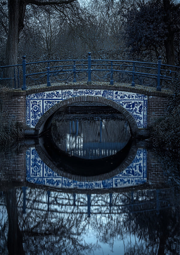 Dunkle Atmosphäre Grachtenbild mit Delfter blauer Brücke