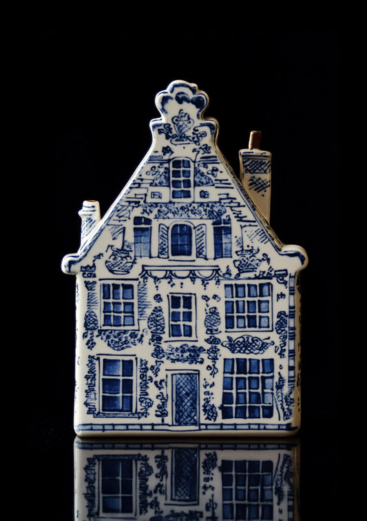 Delfts Blauw grachtenpand canvas schilderij blauw, bruin en beige op een zwarte achtergrond