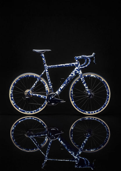Delft Blaue Rennrad auf Schwarzem Hintergrund Gemälde