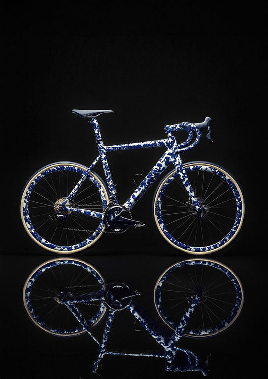 Delfts Blauw racefiets canvas schilderij blauw en wit op een zwarte achtergrond