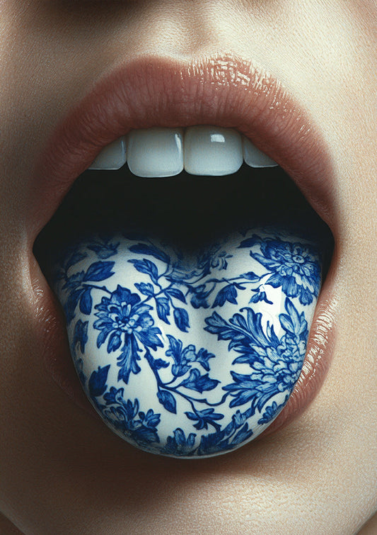 Surrealistisch lippen canvas schilderij met een tong in Delfts blauw patroon