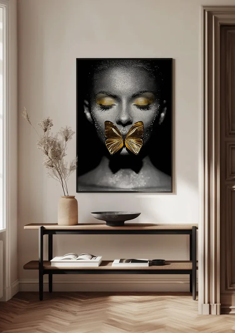Golden Butterfly Frau Porträt Schwarz-Weiß-Gemälde
