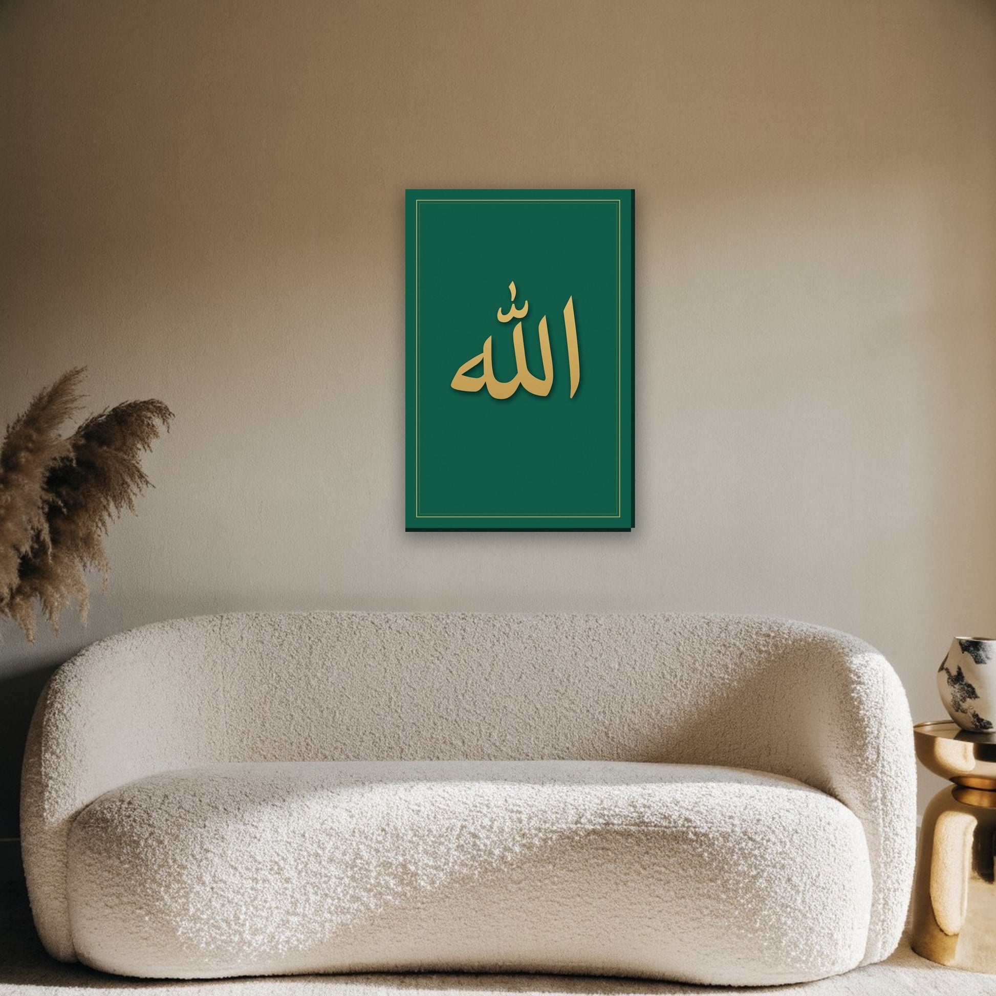 Allah kalligrafie canvas schilderij aan de muur boven de bank in de woonkamer