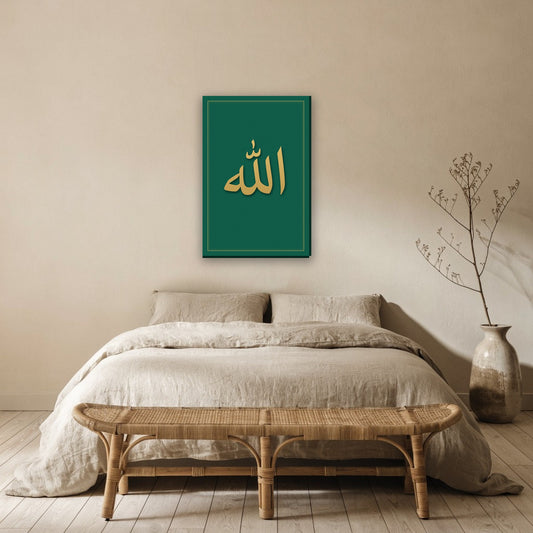 Allah kalligrafie canvas schilderij aan de muur boven het bed in de slaapkamer