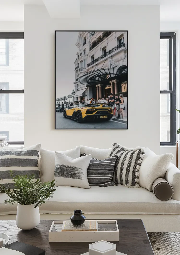 Gelber Lamborghini SVJ Luxushotel Stadtstraße Gemälde