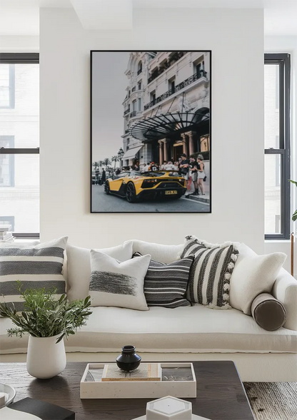 Gelber Lamborghini SVJ Luxushotel Stadtstraße Gemälde