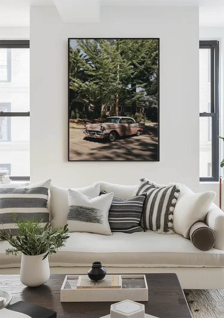 Roze Vintage Auto Onder Groene Bomen Zonnige Straat Schilderij