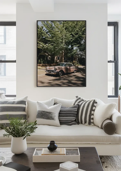 Roze Vintage Auto Onder Groene Bomen Zonnige Straat Schilderij