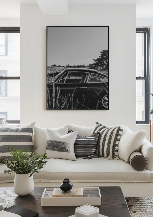 Klassieke auto canvas schilderij aan de muur bij de voordeur in de hal
