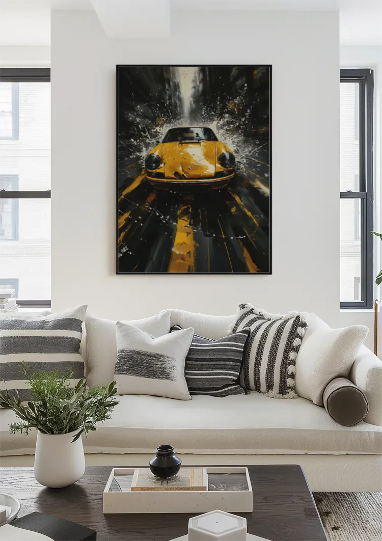 Gele Porsche Sportwagen Waterplons Stedelijke Straat Dynamisch Schilderij