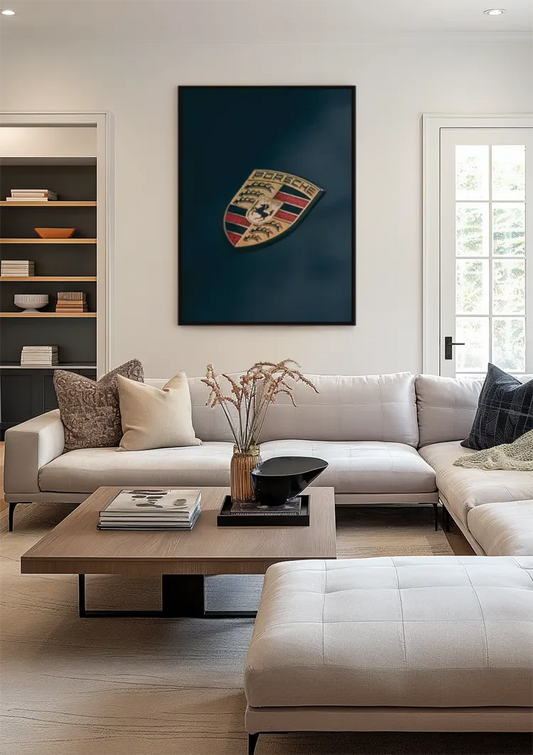 Gouden autologo op donkerblauw canvas schilderij boven het bed in de slaapkamer