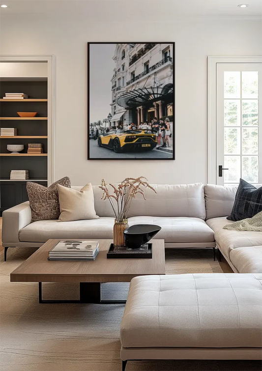 Gele sportwagen bij een luxehotel canvas schilderij aan de muur in de hal