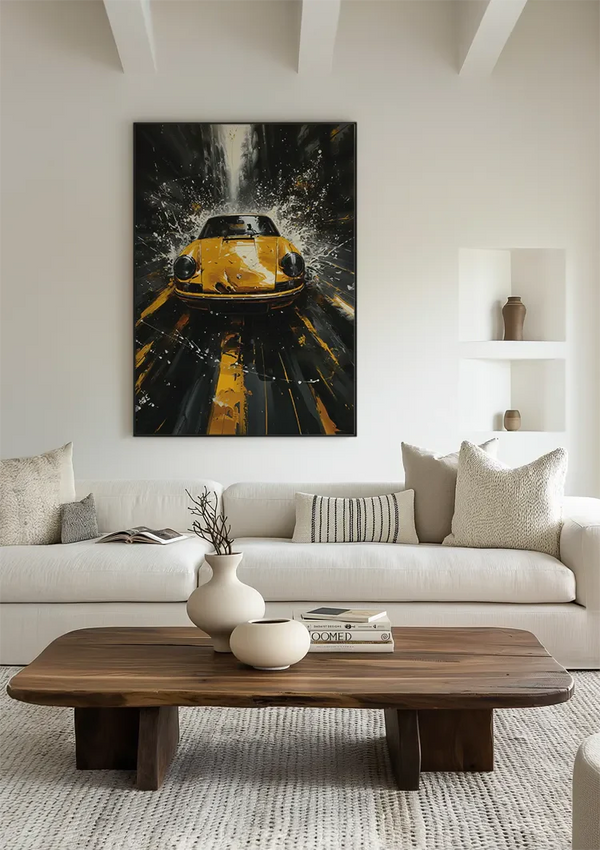 Gele Porsche Sportwagen Waterplons Stedelijke Straat Dynamisch Schilderij