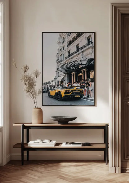 Gelber Lamborghini SVJ Luxushotel Stadtstraße Gemälde