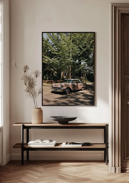 Roze Vintage Auto Onder Groene Bomen Zonnige Straat Schilderij