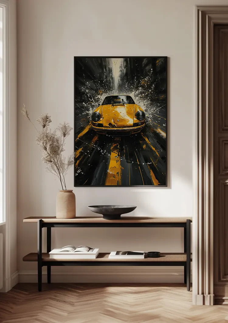 Gele Porsche Sportwagen Waterplons Stedelijke Straat Dynamisch Schilderij