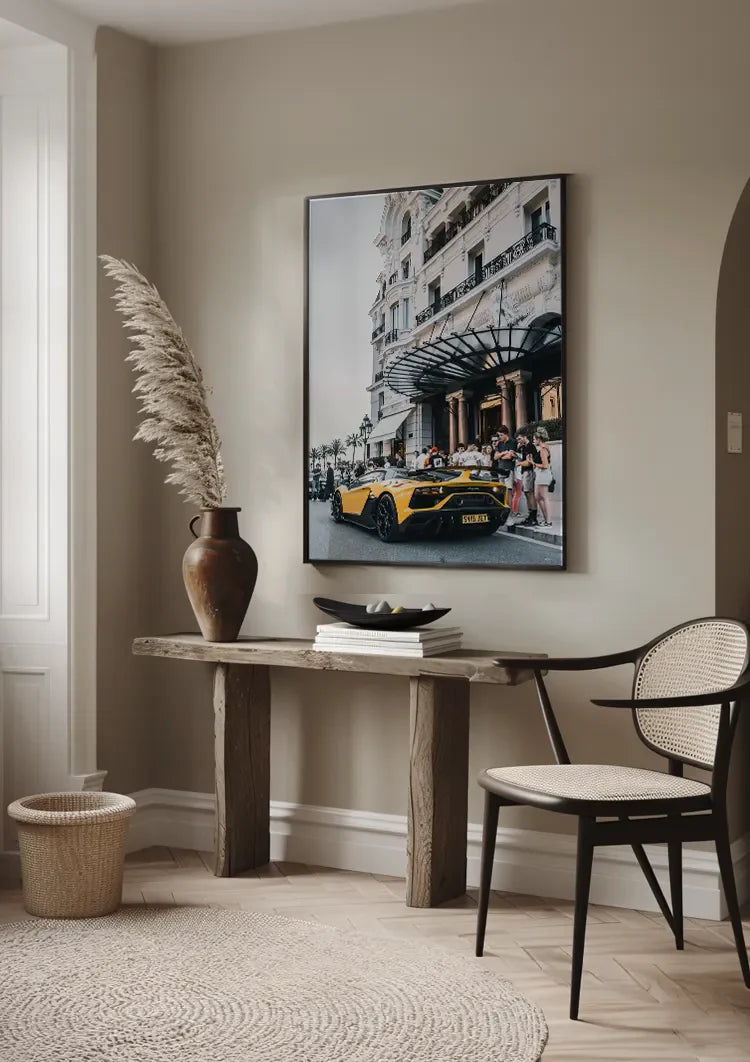 Gelber Lamborghini SVJ Luxushotel Stadtstraße Gemälde