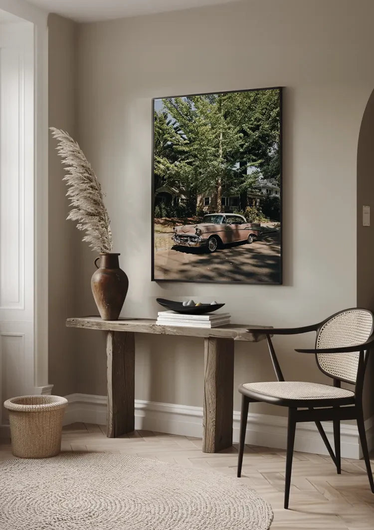 Roze Vintage Auto Onder Groene Bomen Zonnige Straat Schilderij