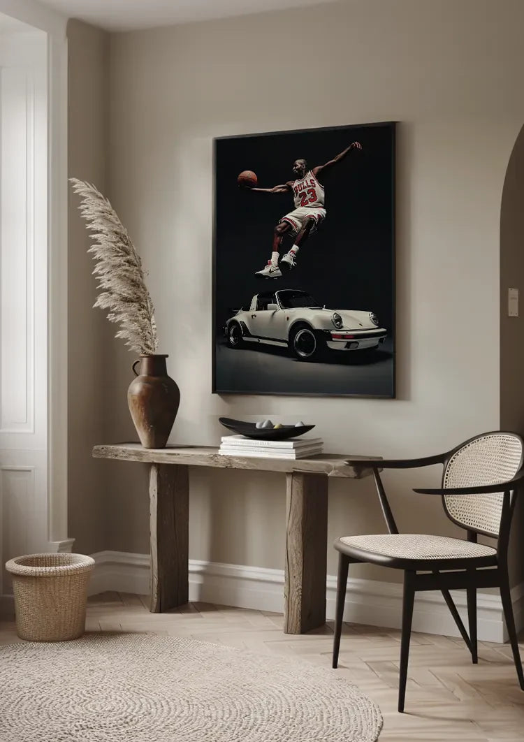 Basketballspieler Slam Dunk Über Weißem Porsche Cabrio Schwarz-Weiß-Gemälde