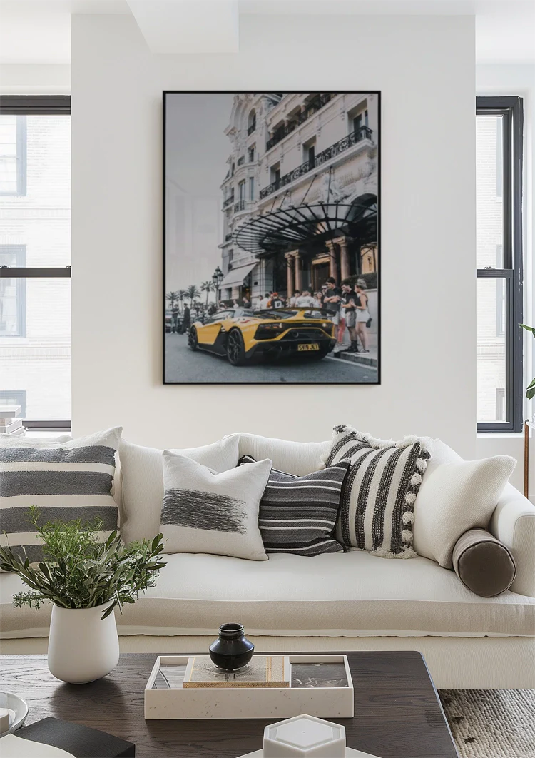Gelber Lamborghini SVJ Luxushotel Stadtstraße Gemälde