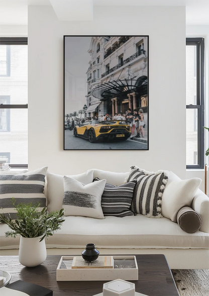 Gelber Lamborghini SVJ Luxushotel Stadtstraße Gemälde